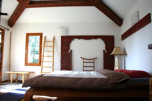 ファイエンスにあるVilla au calme sans vis à visの木製のヘッドボードが付いた大きなベッドのある寝室
