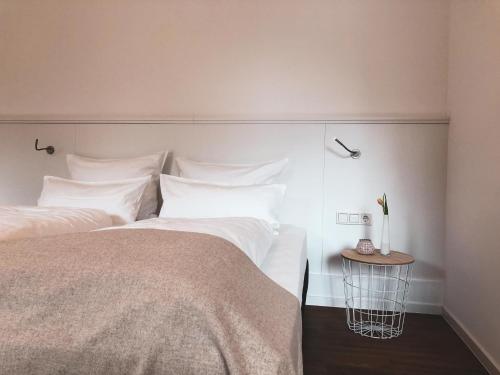 Una cama o camas en una habitación de Gasthof Alter Markt