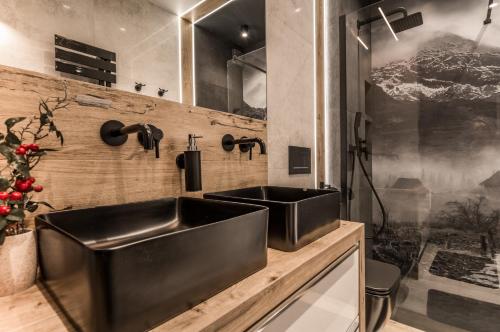 W pokoju znajduje się łazienka z czarną umywalką. w obiekcie Apartamenty Comfort & Spa Stara Polana VIPAPARTAMENTY w Zakopanem