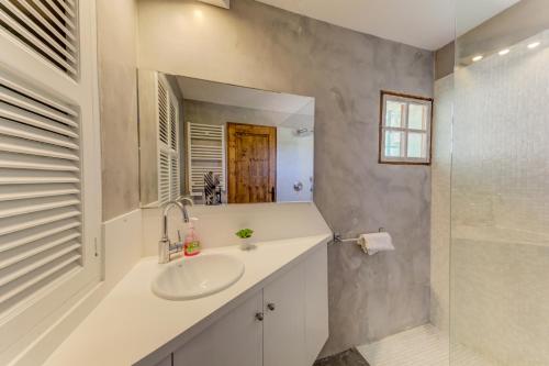 y baño con lavabo y espejo. en Villa Marina Cabanellas, en Pollensa