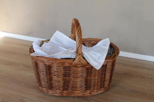 a wicker basket sitting on a wooden floor at Gastenverblijf Peppelmate in Doetinchem
