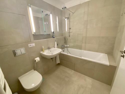 La salle de bains est pourvue d'un lavabo, de toilettes et d'une baignoire. dans l'établissement Seven days Smíchov, à Prague