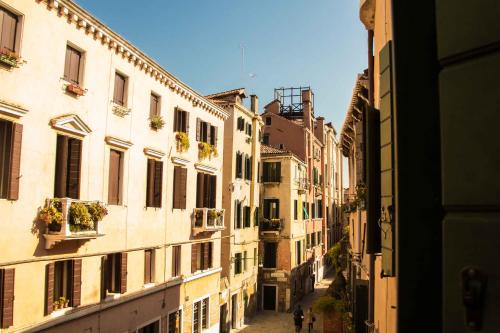a view of an alley in a city with buildings at Apostoli in Venice