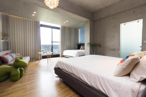 een slaapkamer met een groot bed en een groot raam bij Island Sunrise in Dongshan