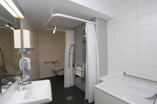 A bathroom at Hôtel Centre Saint-François