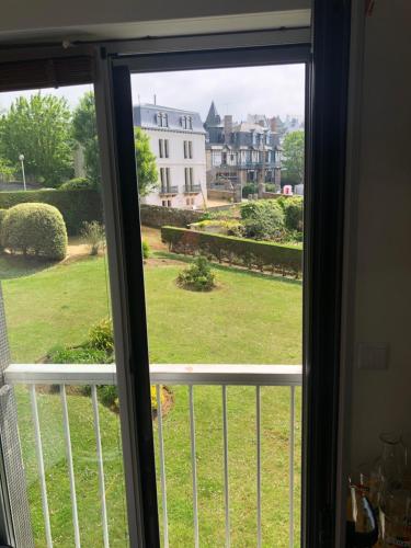 a window with a view of a yard at Carpe Diem in Le Val-André