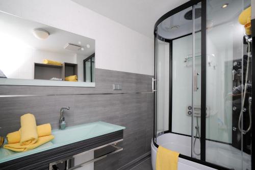 Een badkamer bij Design-Ferienwohnungen Stadtidyll