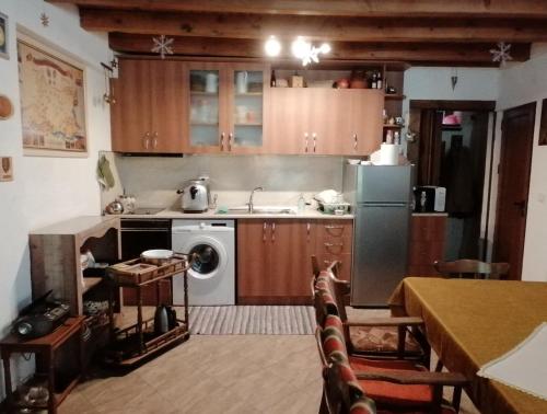 een keuken met een wastafel en een wasmachine bij Moon Valley in Popovi Livadi