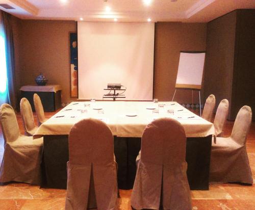 a meeting room with a large table and chairs at Parador de Alcañiz in Alcañiz