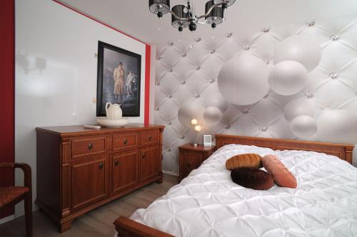 a bedroom with a bed with balloons on it at Design-Ferienwohnungen Stadtidyll in Wernigerode