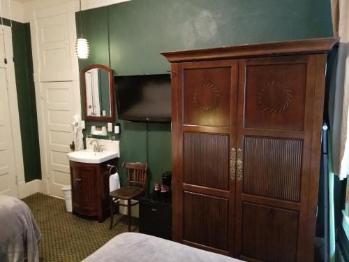 Letto o letti in una camera di 1905 Basin Park Hotel