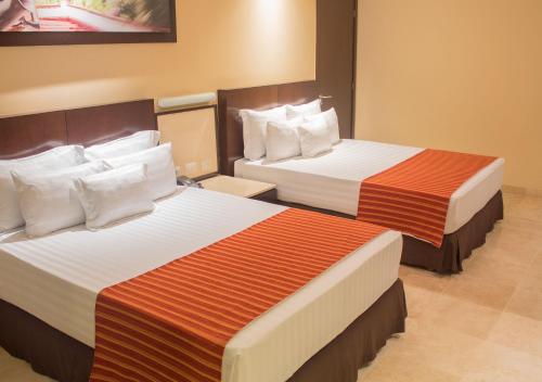 Postel nebo postele na pokoji v ubytování Sunset Plaza Beach Resort Puerto Vallarta All Inclusive