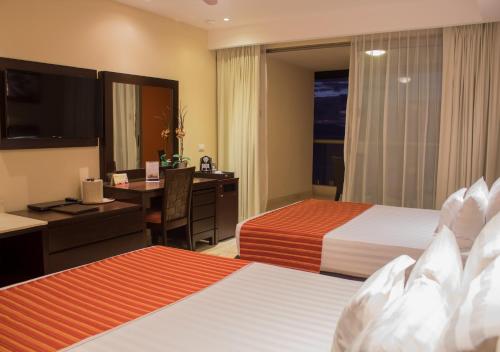 Postel nebo postele na pokoji v ubytování Sunset Plaza Beach Resort Puerto Vallarta All Inclusive