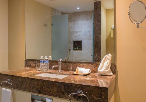ห้องน้ำของ Sunset Plaza Beach Resort Puerto Vallarta All Inclusive