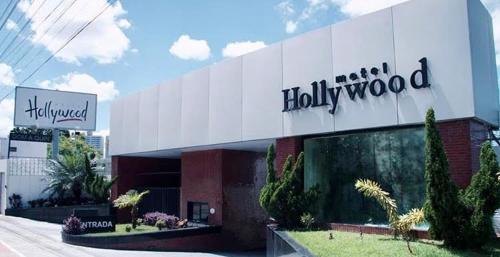a building with a hollywood sign on the side of it at Motel Hollywood in Salvador