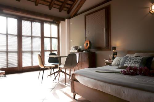 Maison Silvia في فيلّوربا: غرفة نوم بسرير وطاولة وكراسي