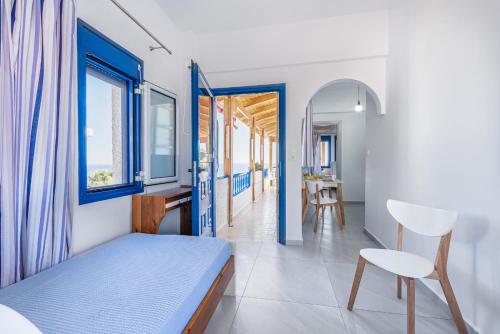 een slaapkamer met een bed en een tafel en stoelen bij Creta Sky in Achlia