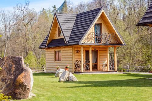 uma pequena casa de madeira com telhado em Domki Gawra em Zakopane