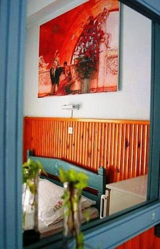 a mirror reflection of a room with a bed in a room at Diamanto Rooms in Eretria