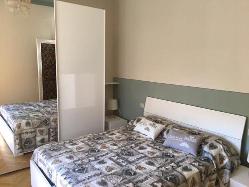 um quarto com duas camas num quarto em Casa Dede em Sanremo