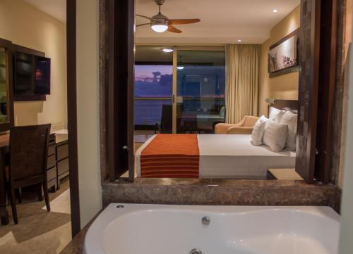Postel nebo postele na pokoji v ubytování Sunset Plaza Beach Resort Puerto Vallarta All Inclusive
