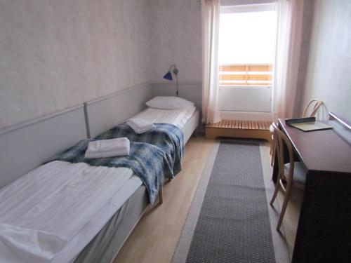 A bed or beds in a room at Vandrarhemsboende på Ammarnäsgården