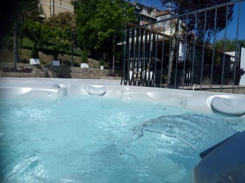 einen Whirlpool in einem Pool mit blauem Wasser in der Unterkunft Albergo Diffuso - Il Poggetto tra Urbino & San Marino in Urbino