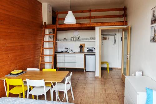 eine Küche und ein Esszimmer mit einem Tisch und Stühlen in der Unterkunft Cihlářka - horský apartmán 103 in Černý Důl