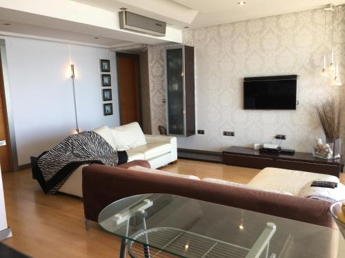 A television and/or entertainment centre at apartamento fuengirola Oasis Beach