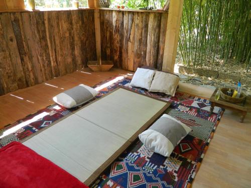 Habitación con 2 colchonetas de meditación en el suelo en Gite de l'école en Barby