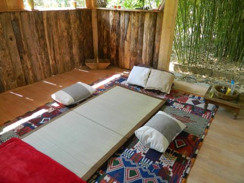 Zimmer mit zwei Meditationsmatten auf dem Boden in der Unterkunft Gite de l'école in Barby