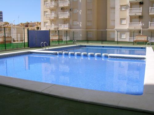 una gran piscina frente a un edificio en Villa Cristal 9907 - Resort Choice, en Playa Paraiso