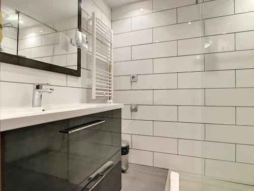 une salle de bain blanche avec un lavabo et un miroir dans l'établissement Arona 1 - 3908, à Mar de Cristal