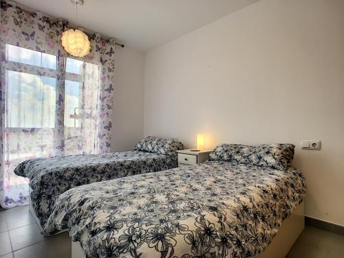 a bedroom with two beds and a window at Las Terrazas Golf 4209 - Max in Roldán