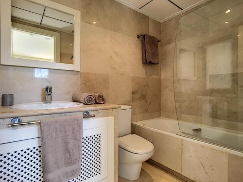 La salle de bains est pourvue de toilettes, d'un lavabo et d'une baignoire. dans l'établissement Roda Golf Resort 4109 - Nicky, à San Javier