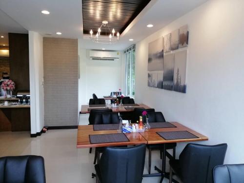 a dining room with a table and chairs at Rapeepan Ville Hotel in Ubon Ratchathani