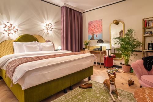 sypialnia z łóżkiem i pies w pokoju w obiekcie SleepWell Boutique Apartments w Warszawie