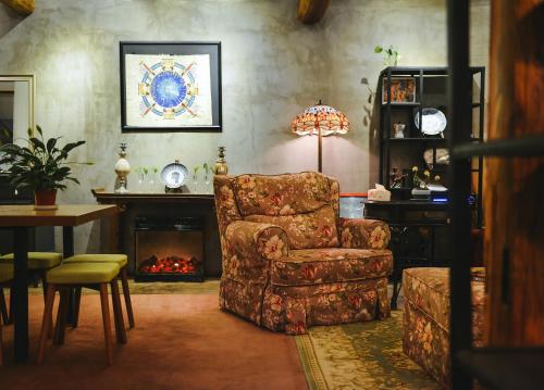 懷柔的住宿－East Inn 福喜山·东店，客厅配有椅子和壁炉