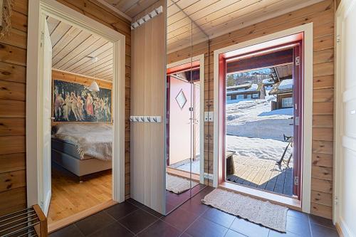 Foto de la galería de Three-Bedroom Holiday Cottage en Tjørhom