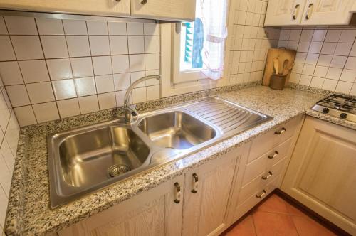zlew ze stali nierdzewnej w małej kuchni w obiekcie CASE&COLLINE Pozzo 2 w mieście Montescudaio