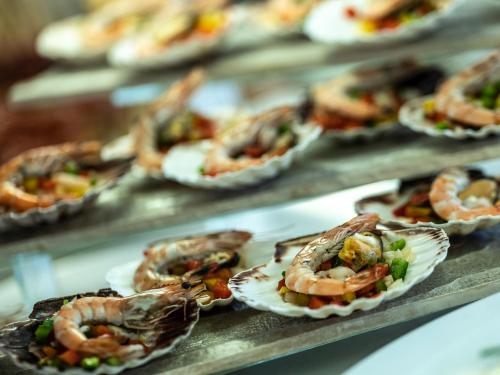 a display of oysters on plates on a table at ON ALETA ROOM designed for adults in Almuñécar
