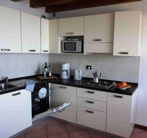 A kitchen or kitchenette at Appartamento 20 - Theater Home
