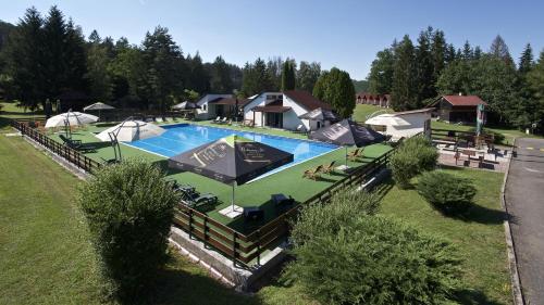 
Výhled na bazén z ubytování Sporthotel Kácov nebo okolí
