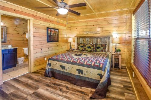 um quarto com uma cama e uma ventoinha de tecto em SmokyStays 10 Bedroom Cabin em Pigeon Forge