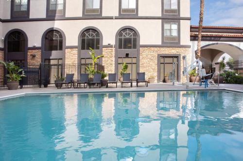 uma piscina em frente a um edifício em Holiday Inn Express Ontario, an IHG Hotel em Creekside