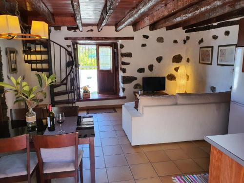 a living room with a couch and a table at Viña Camello in Buenavista del Norte