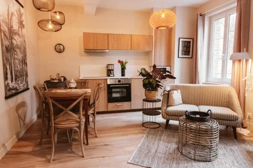 une cuisine et une salle à manger avec une table et des chaises dans l'établissement Les Apparts d 'Agnès - Carmen, à Honfleur