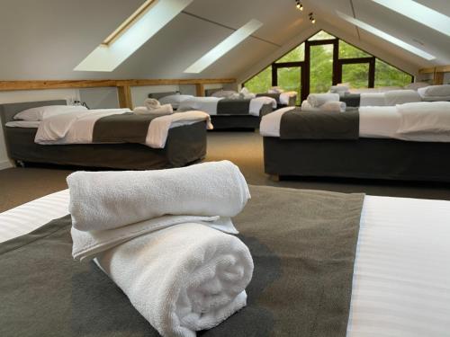 - un groupe de lits dans une chambre avec des serviettes dans l'établissement Apartamenty Centrum, à Andrychów