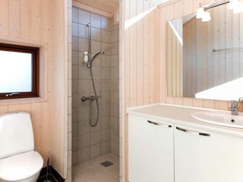 Koupelna v ubytování Holiday home Væggerløse CXII