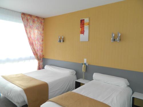 Ένα ή περισσότερα κρεβάτια σε δωμάτιο στο Logis Hôtel L'Elancèze